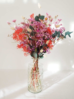 
                  
                    Jarrón flor preservada Paniculata coral, paniculata morada, eucalipto, phalaris y rodanthe.
                  
                